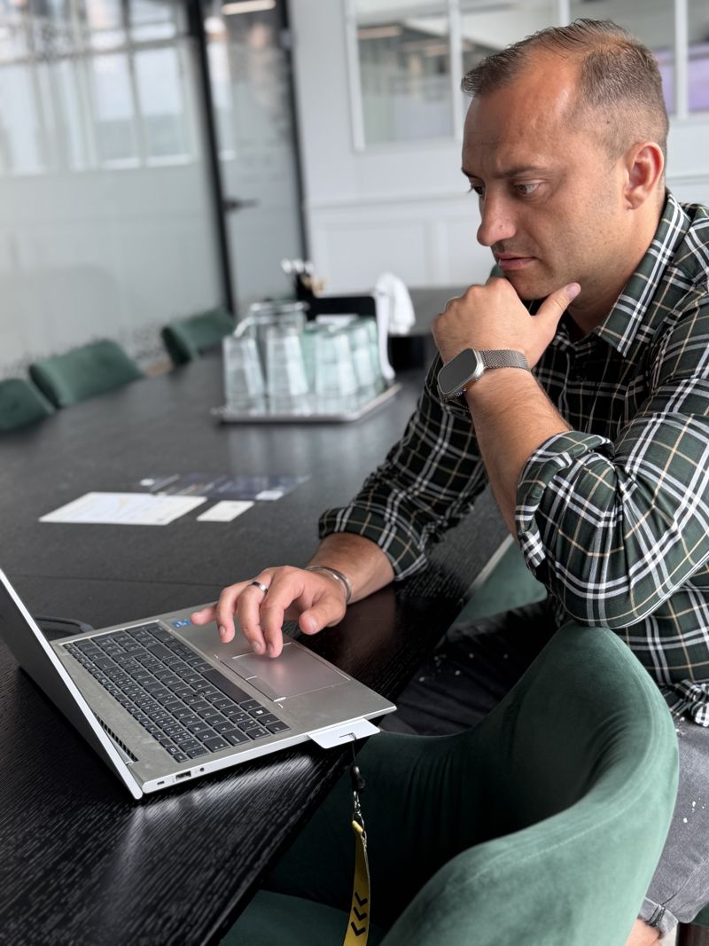 Stanislav Lenděl pracuje na analýze portfolia v zasedací místnosti